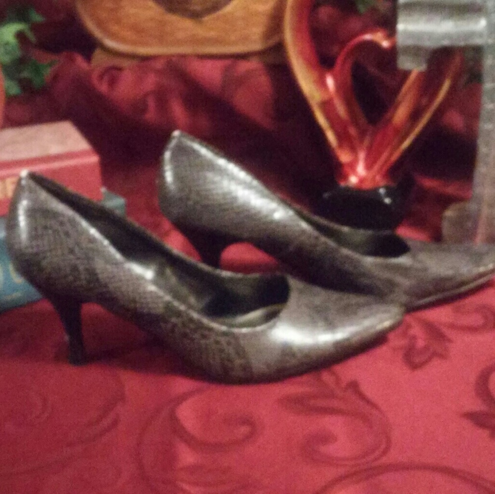 💜Faux Leather Grey Snake Skin Heels